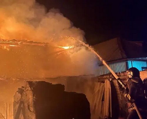 Пожар вспыхнул открытым пламенем в частном доме в Семее